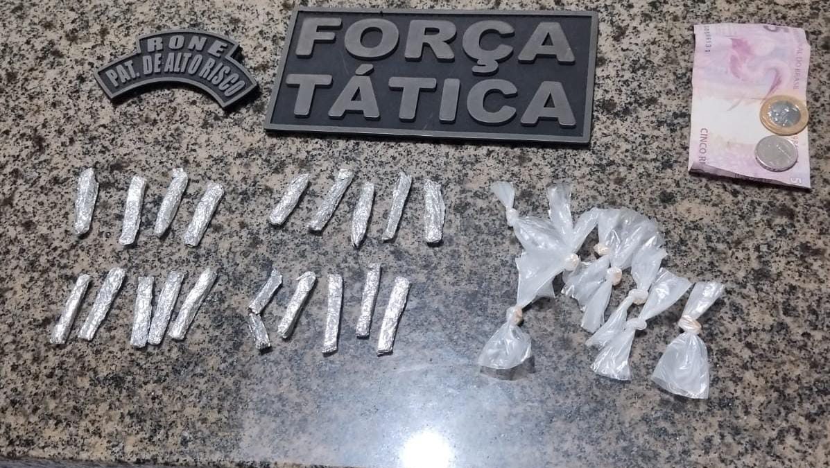 Homem tenta se desfazer de drogas na presença da polícia e é preso