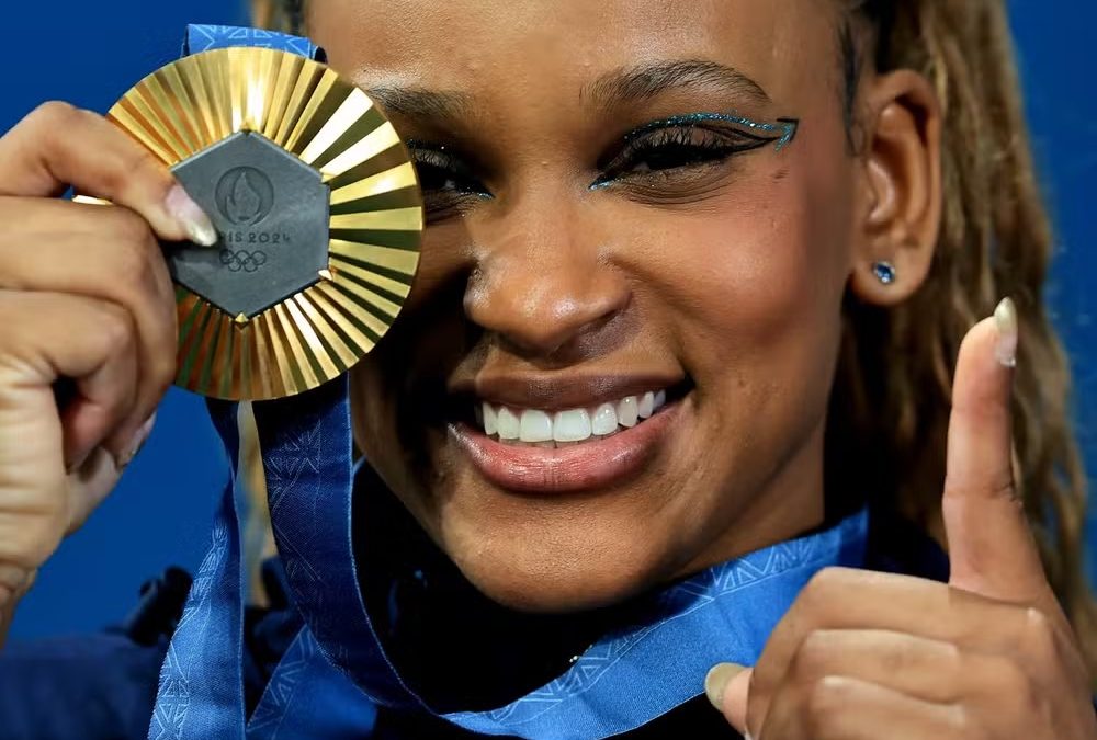 Rebeca Andrade conquista ouro no solo e se torna maior medalhista do Brasil em Olimpíadas