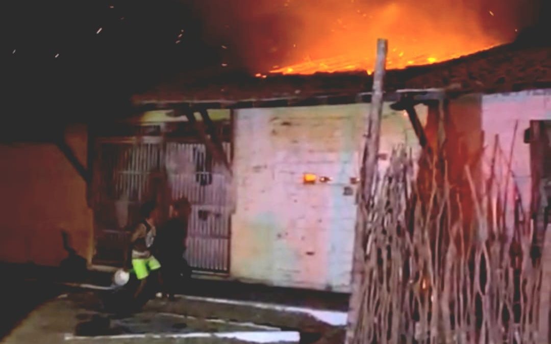 Casa é invadida e incendiada no Bairro Catanduvas; polícia deve apurar