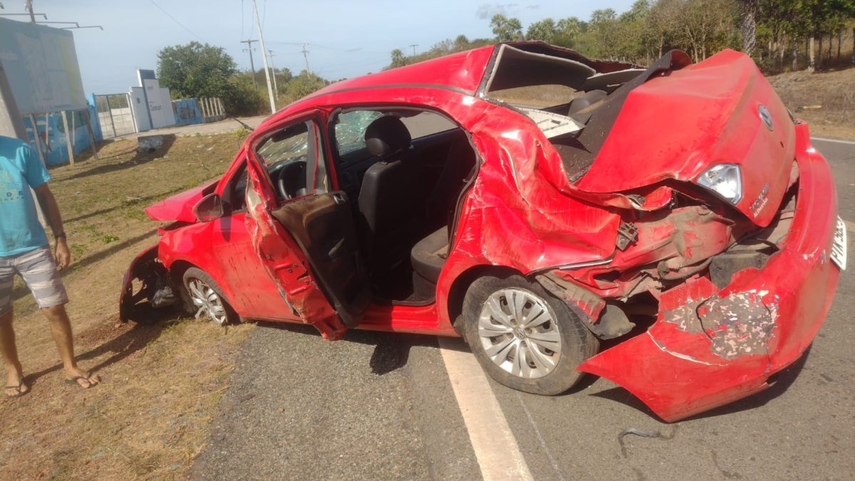 Mulher sai ilesa após capotar veículo na zona rural de Luís Correia