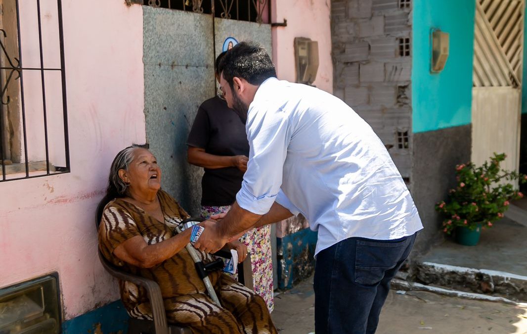 Francisco Emanuel realiza caminhadas em diversos bairros de Parnaíba durante o fim de semana