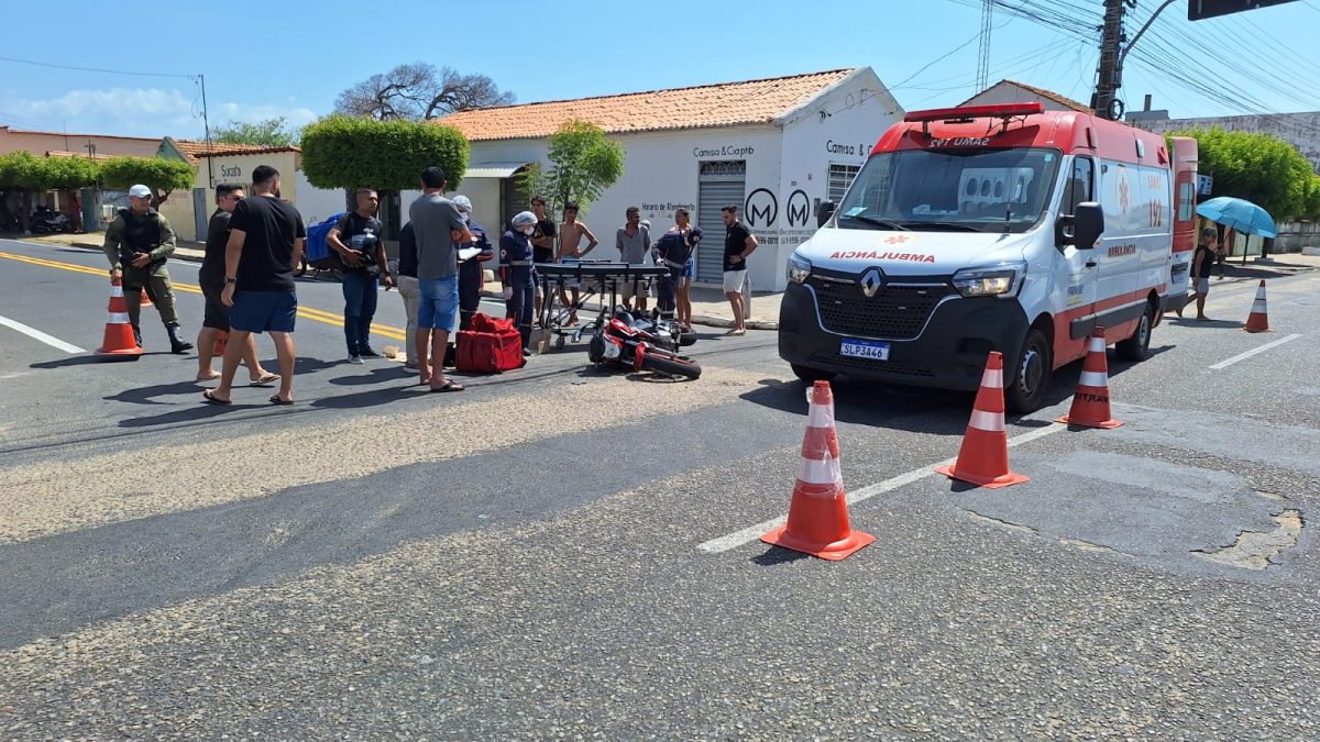 Acidente entre carro e moto na Rua Caramuru deixa motociclista ferido em Parnaíba