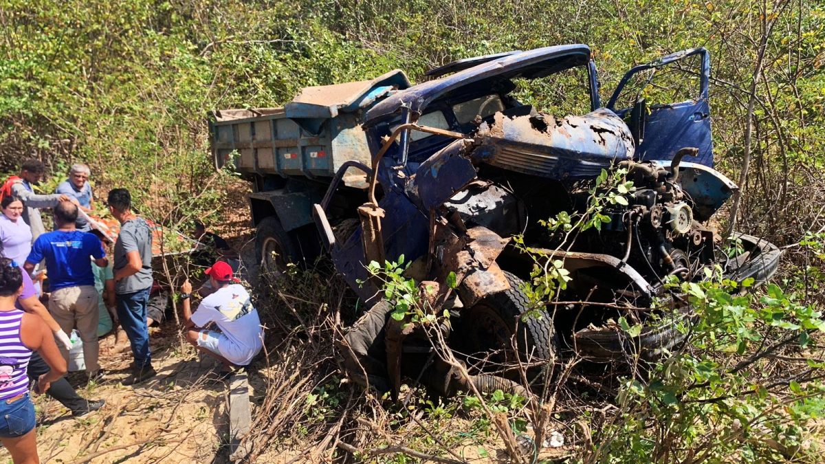 Caminhão tomba na zona rural de Cajueiro da Praia e três pessoas ficam feridas