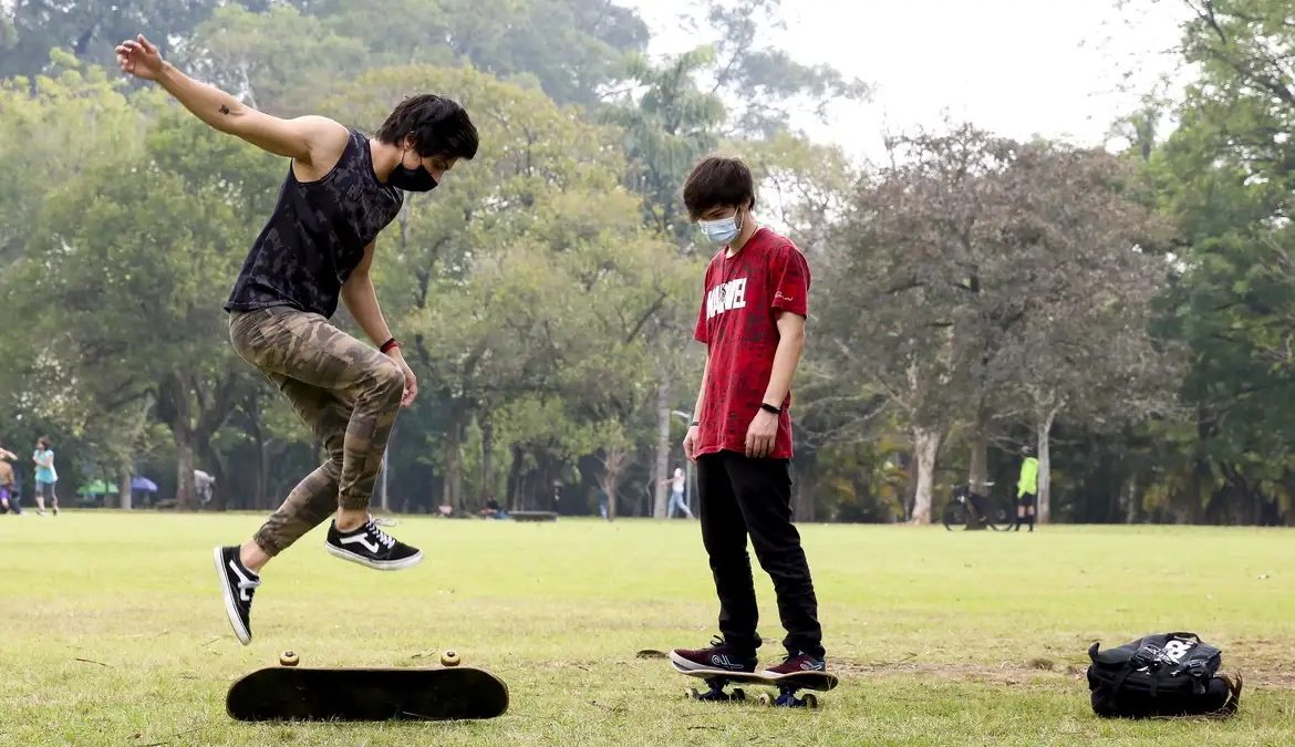 Jovens cansados de interações online optam por mais tempo para si e menos redes sociais