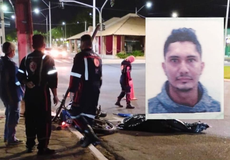 Motociclista de 29 anos morre após colidir veículo contra poste, na Avenida Pinheiro Machado