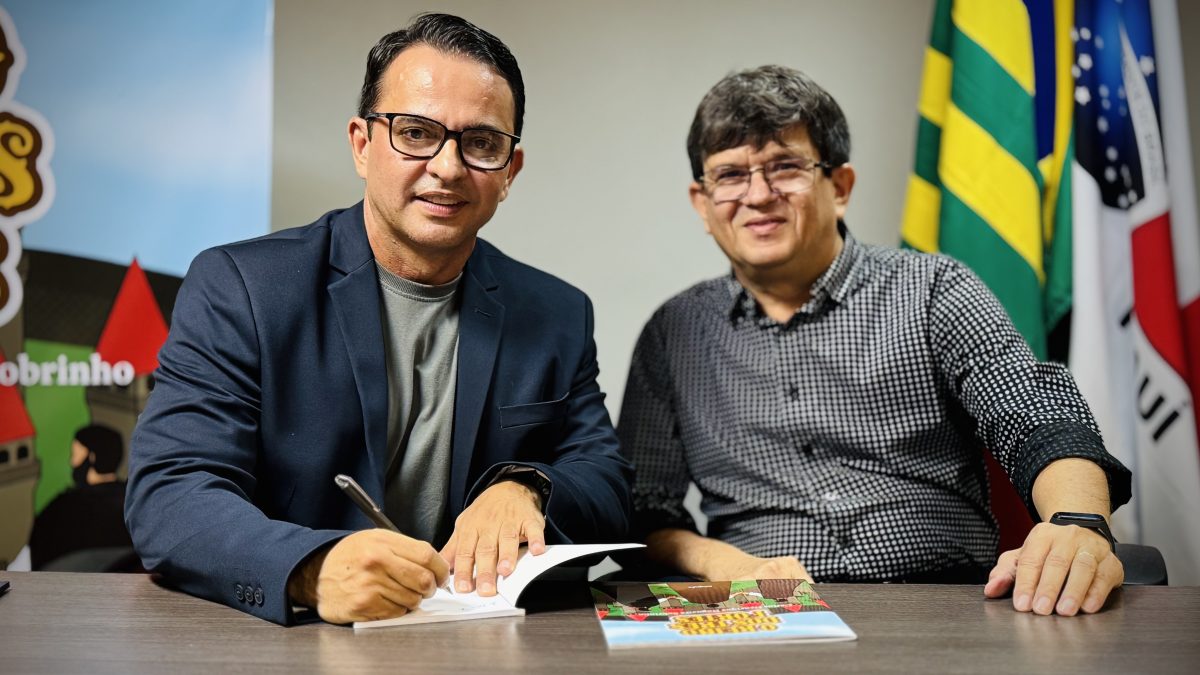 Lançamento de livros de Carlos Nogueira reúne autoridades e personalidades em noite marcante em Parnaíba