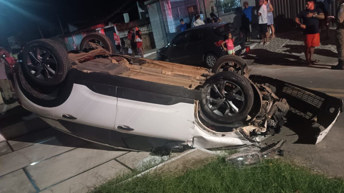 Vídeo: carro colide contra veículo estacionado e capota, no Bairro São José