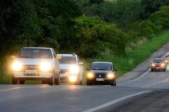 Lei do farol começa a valer no Brasil com novas regras para motoristas em 2025