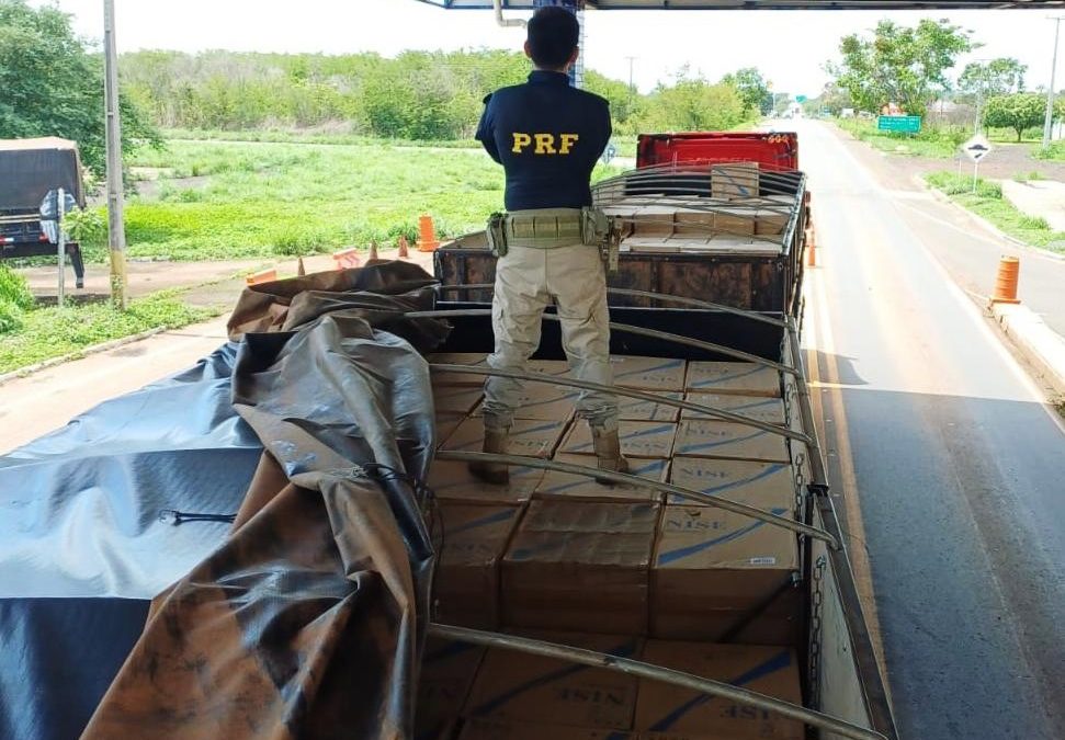 PRF apreende carga milionária de cigarros contrabandeados na BR-343