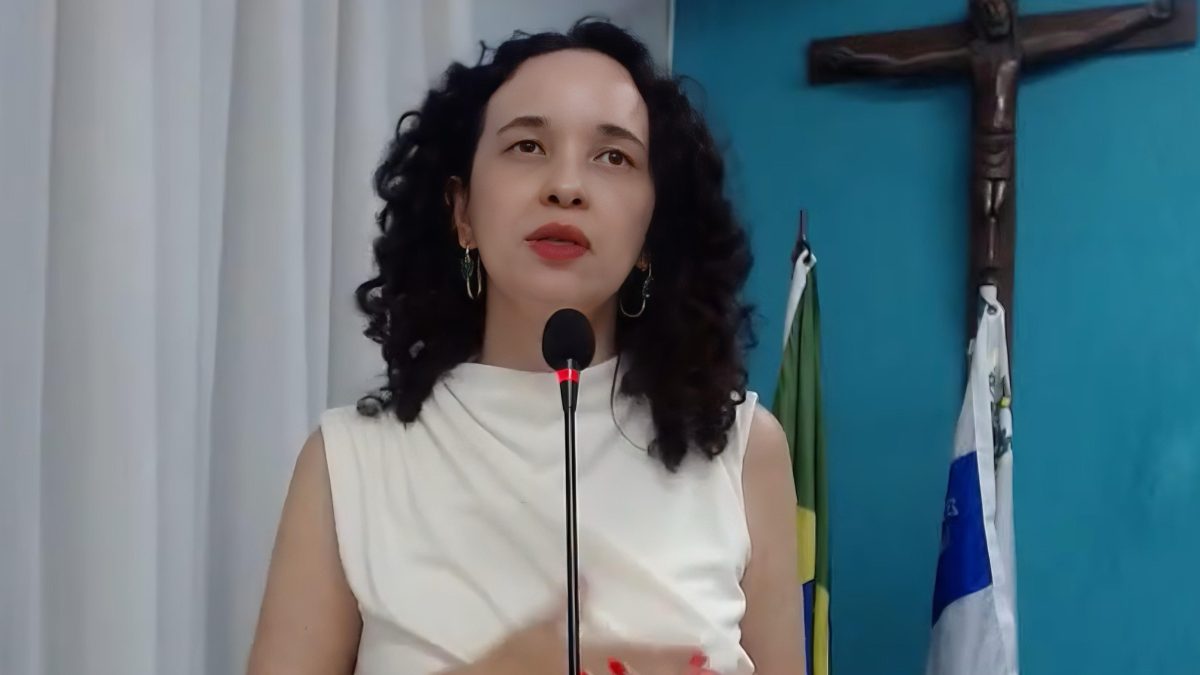 Médica denuncia defasagem salarial e falta de valorização da saúde pública em Parnaíba durante discurso na Câmara