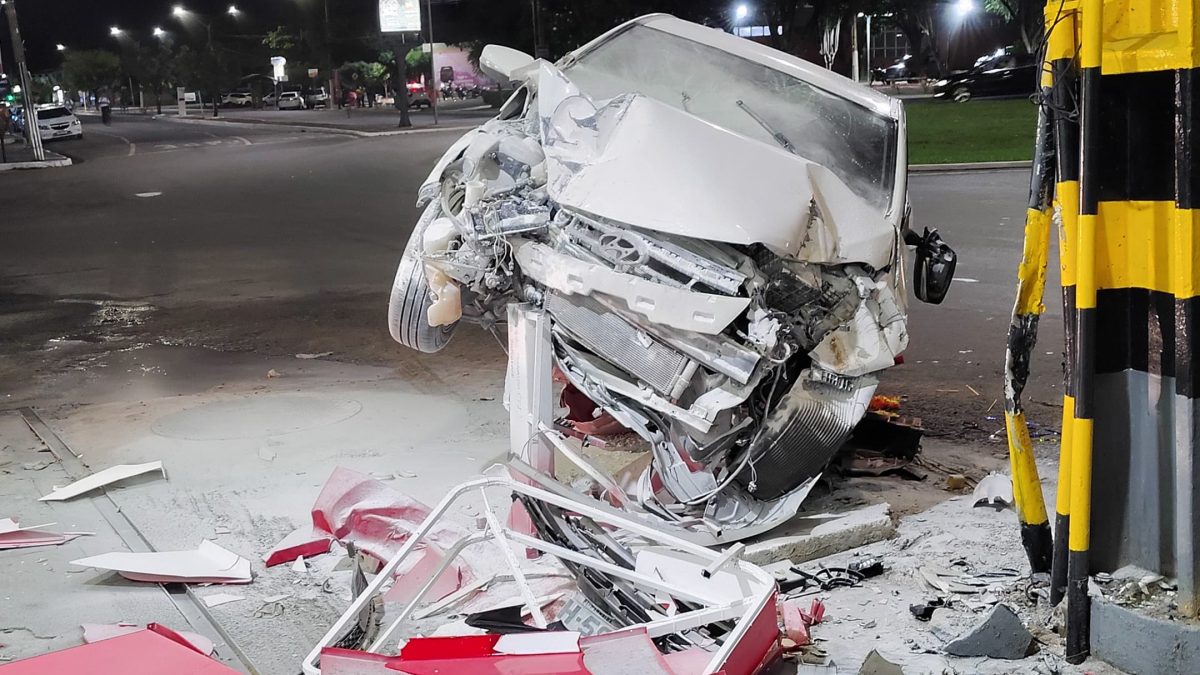 Mulher perde controle de veículo e colide contra placa de farmácia em Parnaíba