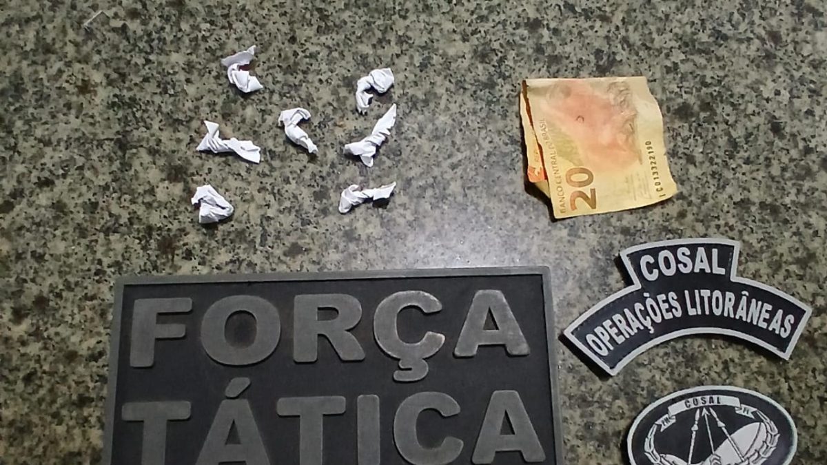 Suspeito tenta engolir drogas ao perceber abordagem da Força Tática durante operação Carnaval Seguro