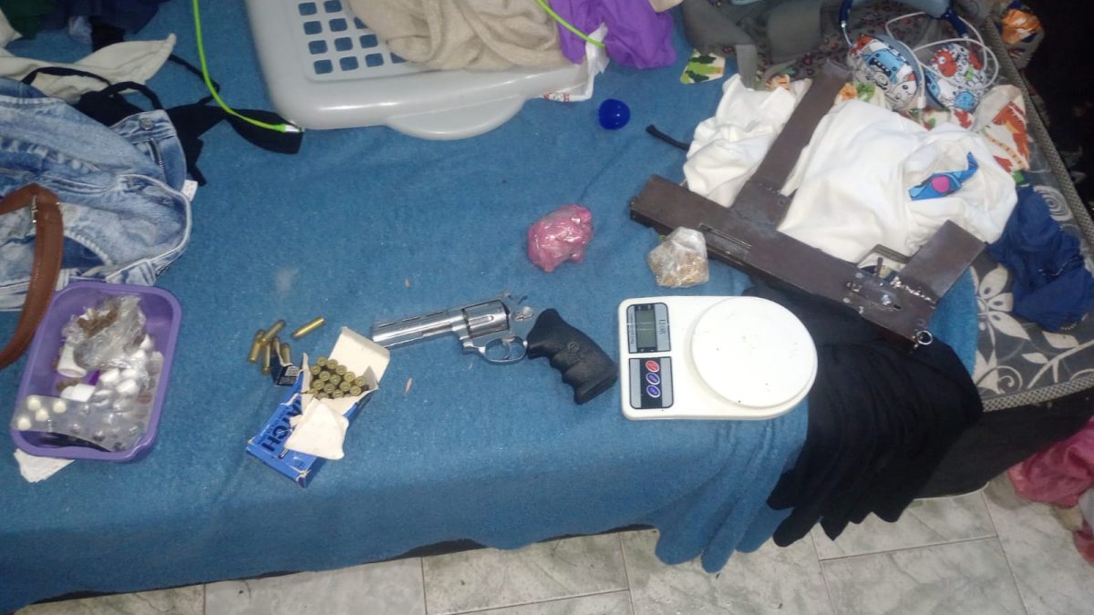 Casal é preso com submetralhadora, drogas e munições durante operação em Luís Correia