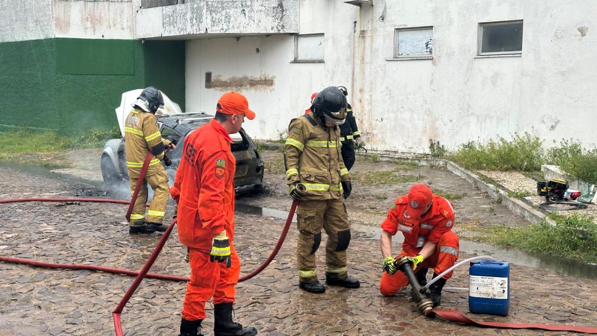 Carro pega fogo em Parnaíba, é destruído pelas chamas e mobiliza ação rápida dos bombeiros