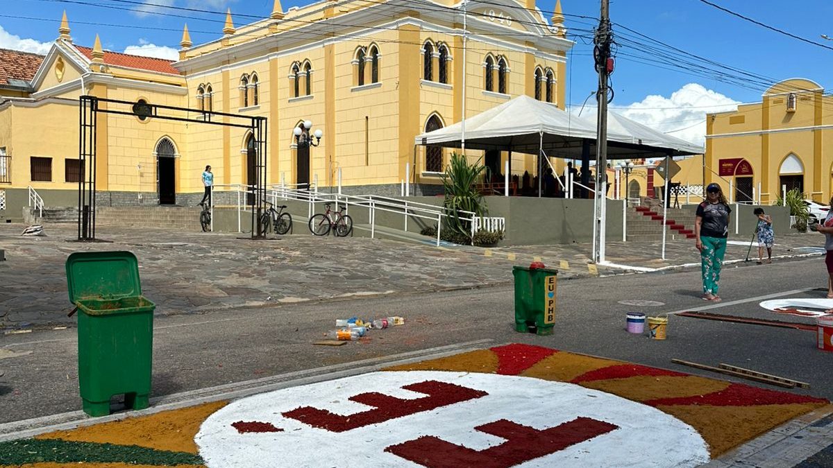 Tradição e fé: fiéis confeccionam tapetes de Corpus Christi em Parnaíba