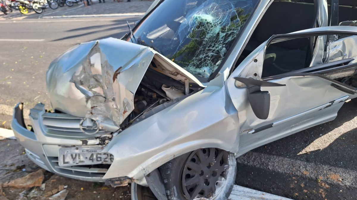 Motorista fica gravemente ferido após carro colidir com árvore em avenida de Parnaíba
