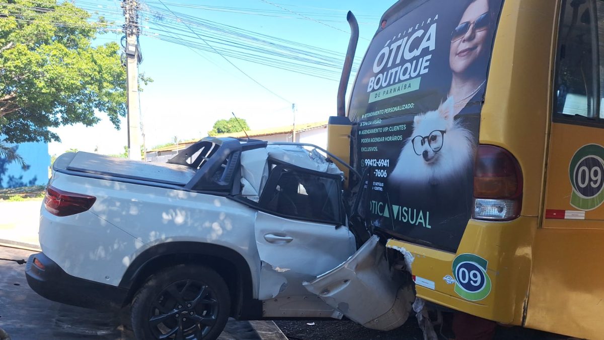 Acidente em avenida de Parnaíba envolve três carros e deixa ferido