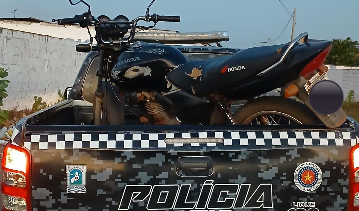 Motocicleta roubada é recuperada em terreno baldio em Parnaíba