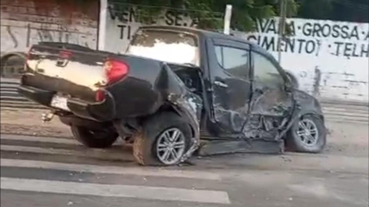 Acidente na madrugada em Parnaíba deixa poste destruído e causa estragos em comércio