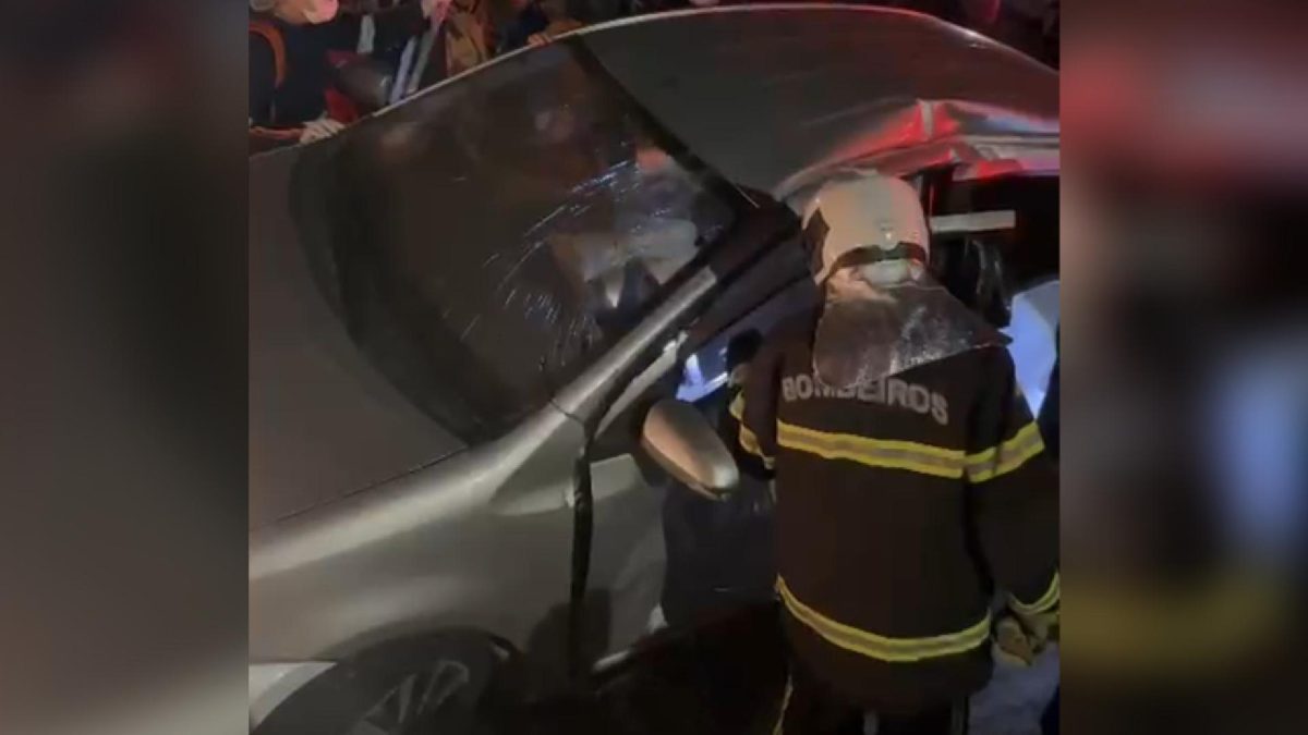 Jovem de 22 anos perde o controle do carro e provoca acidente na Avenida Padre Vieira