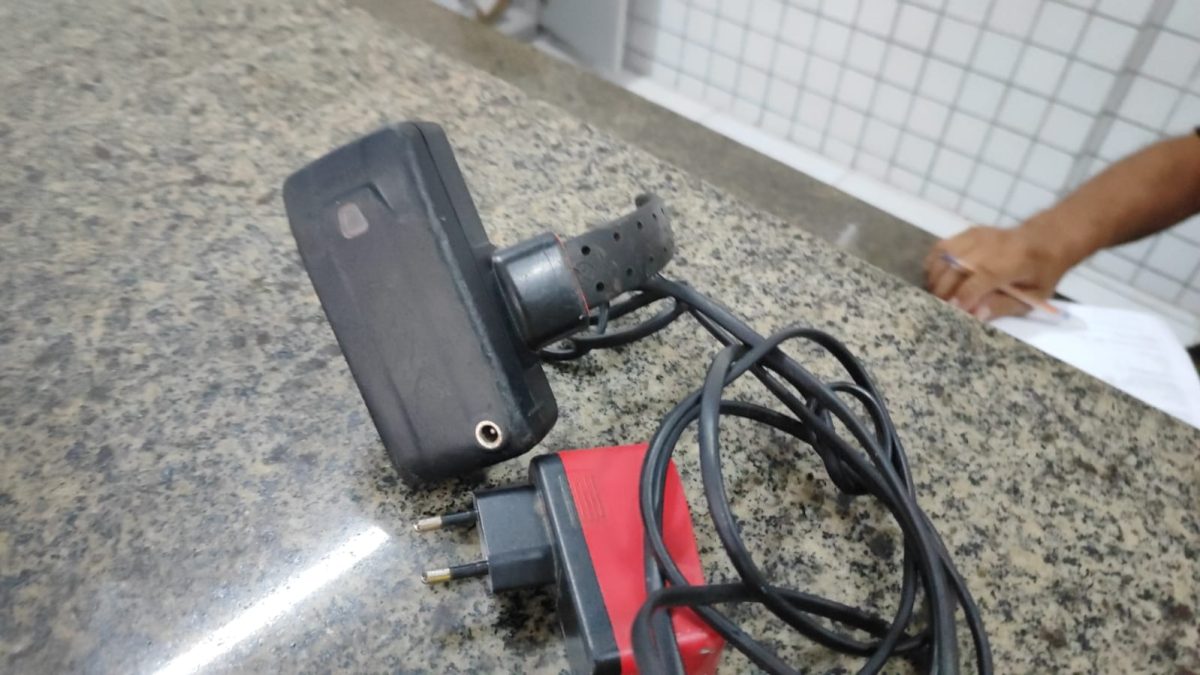 Tornozeleira eletrônica rompida leva PM até homem com mandado de prisão por tráfico