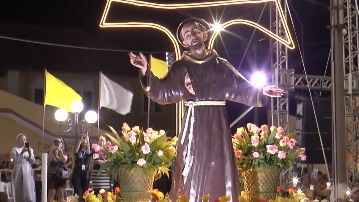 Procissão de São Francisco reúne milhares de fiéis em Parnaíba