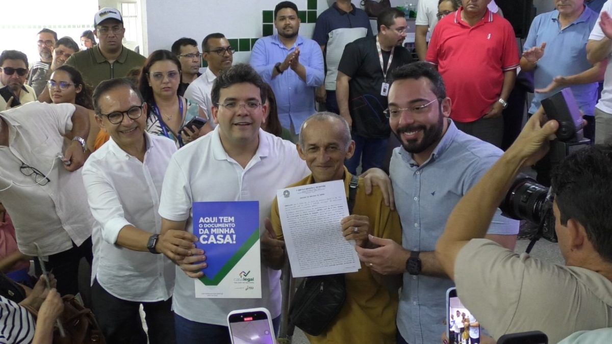 Moradores da Colônia do Carpina recebem registros de imóveis gratuitos