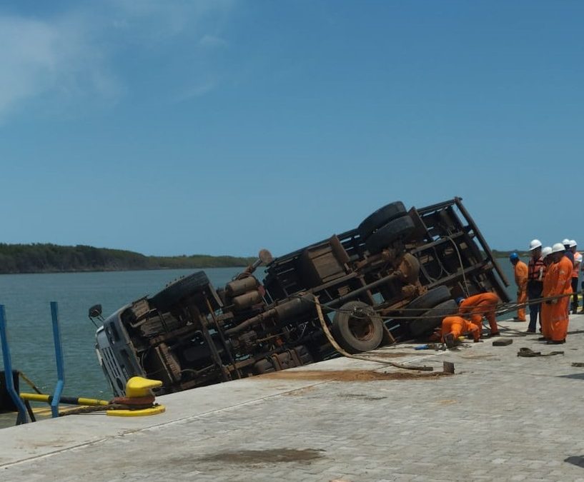 Caminhão tomba sobre barco no Porto de Luís Correia, mas sem feridos