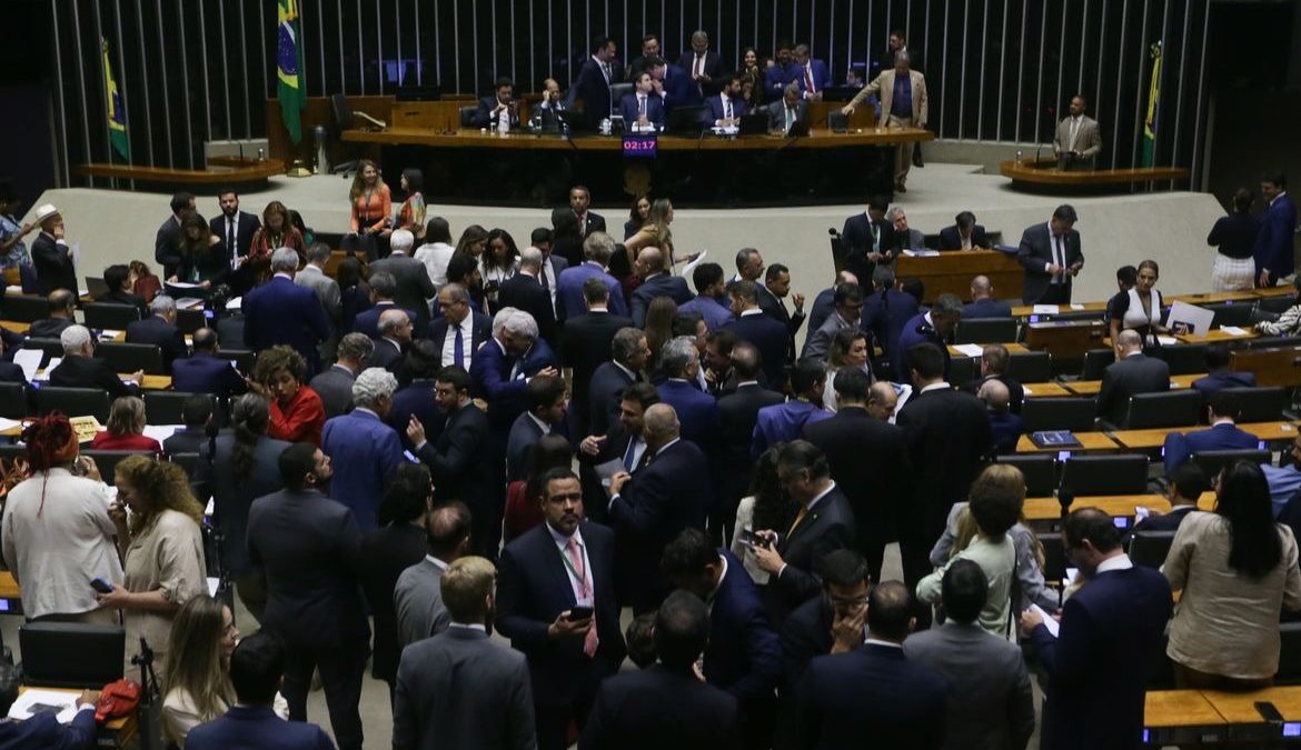 Câmara aprova isenção de IR para quem ganha até R$ 5 mil