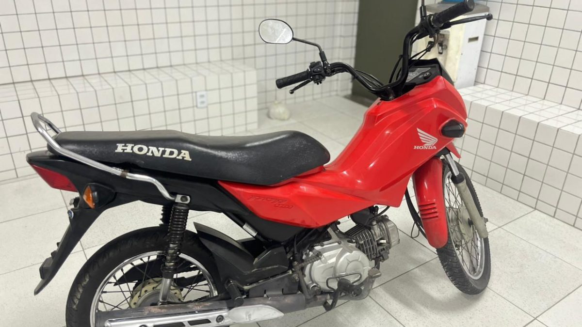 Moto roubada usada em crimes é encontrada em área de mata em Parnaíba