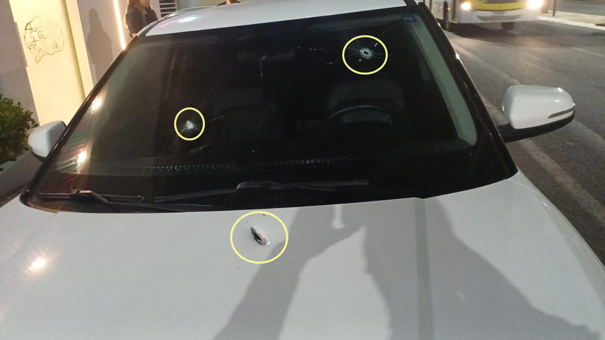 Dupla dispara contra dois homens, foge em seguida e deixa veículos estacionados marcados pelos tiros