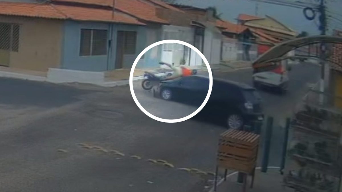 Motociclista fica ferido após avançar preferencial e ser atingido por carro em Parnaíba