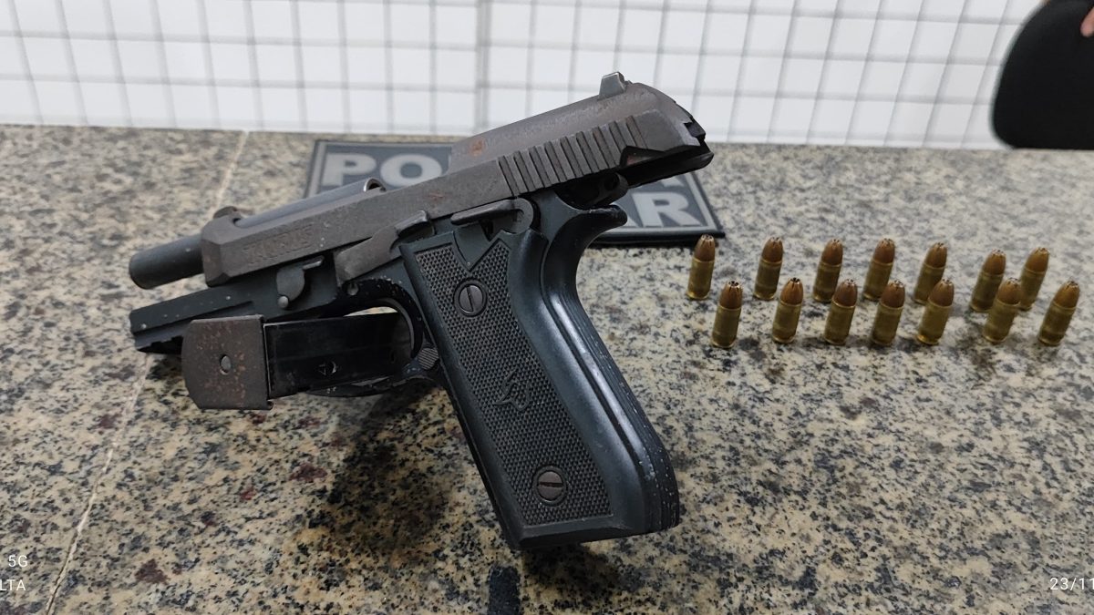 Pistola de uso restrito é encontrada dentro de residência em Parnaíba