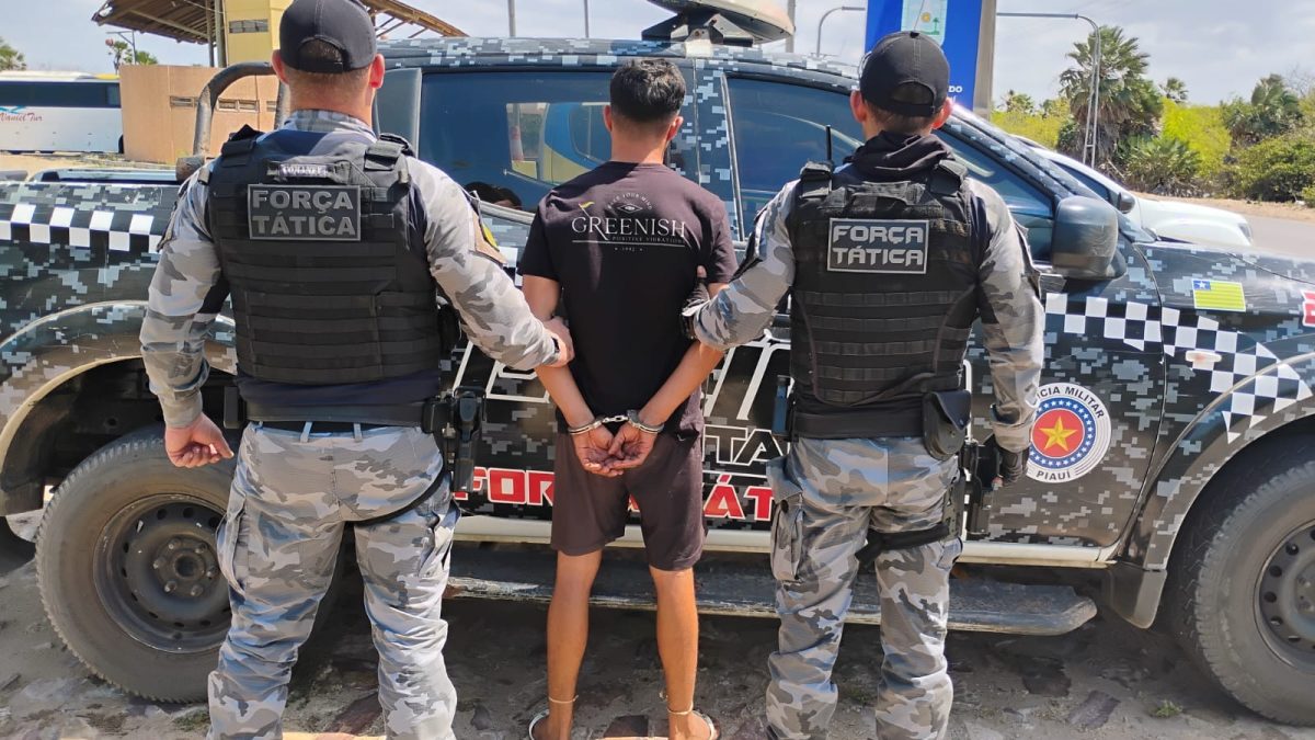 Drogas, dinheiro e armas brancas são encontrados em abordagem que levou um homem à prisão