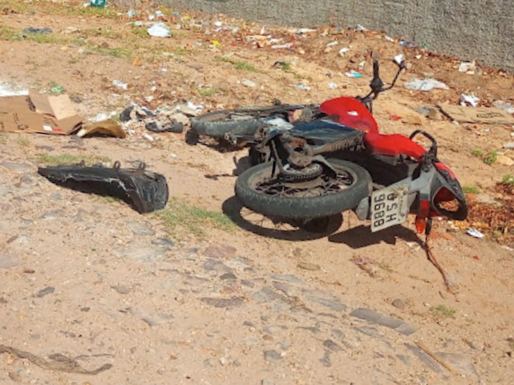 Motocicleta é encontrada abandonada e danificada em rua do bairro São Francisco, em Parnaíba