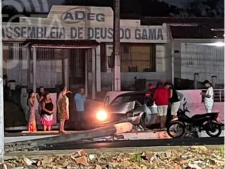 Carro colide com poste e provoca queda da estrutura em avenida de Parnaíba