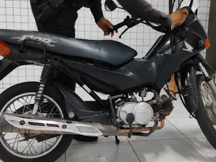 Criança de 11 anos é conduzida após ser flagrada pilotando motocicleta em Parnaíba