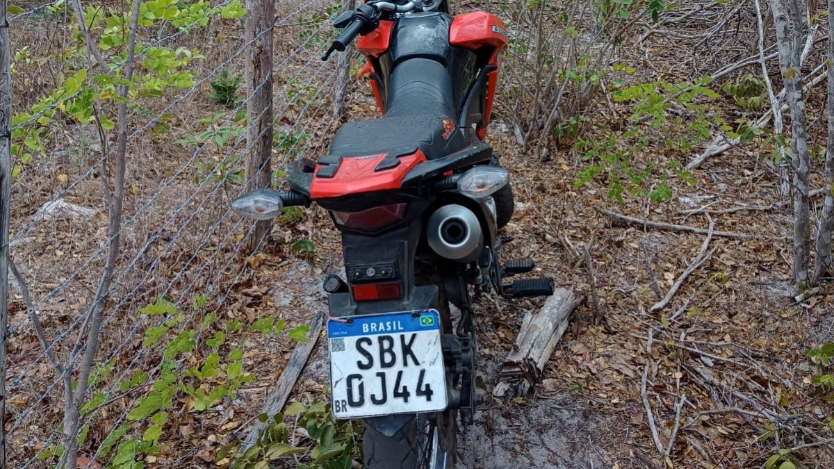 Polícia localiza moto roubada com placa falsa na zona rural de Luís Correia