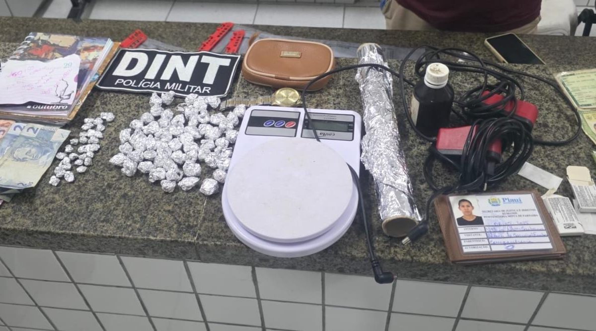 Cinco pessoas são conduzidas e drogas, dinheiro e moto são apreendidos em ação policial