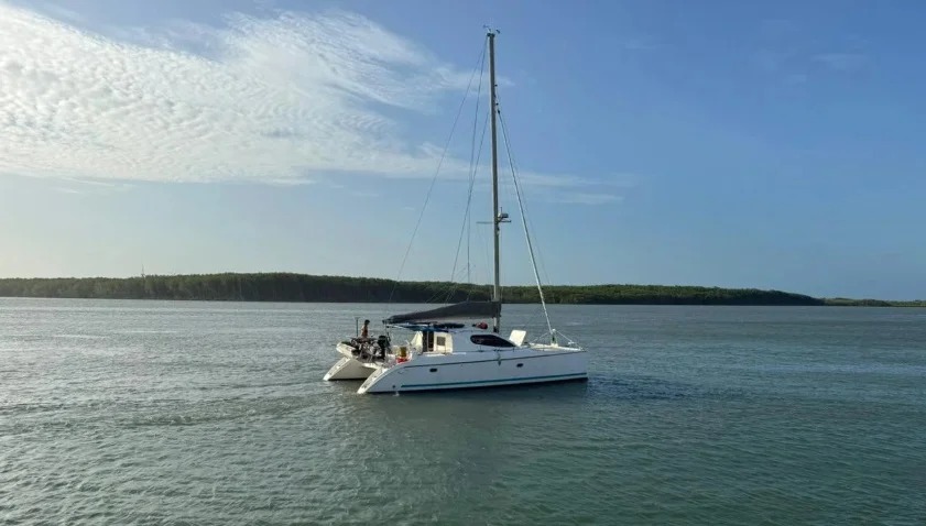 Catamarã francês faz parada inédita no Porto de Luís Correia durante travessia pelo Atlântico