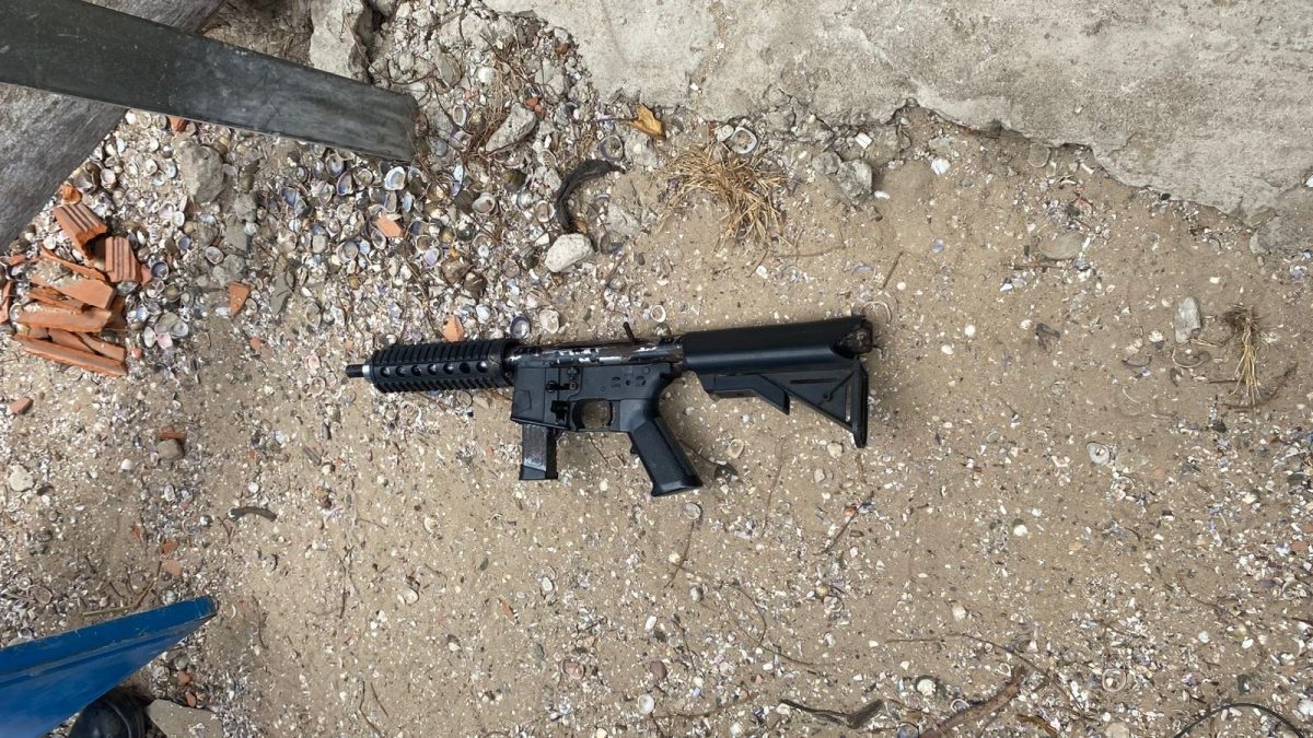 Polícia apreende fuzil de assalto durante patrulhamento em Ilha Grande do Piauí