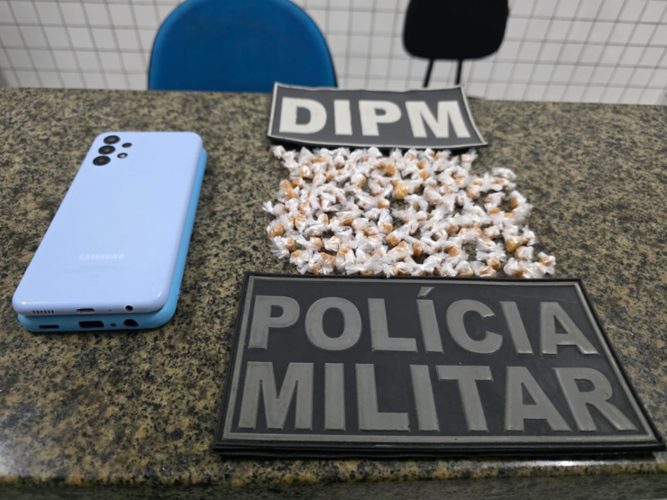 Jovem é flagrado com mais de 140 pedras de crack e celular roubado