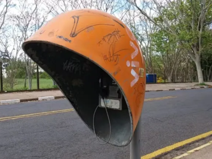 Orelhões começam a desaparecer das ruas do Brasil a partir de 2026