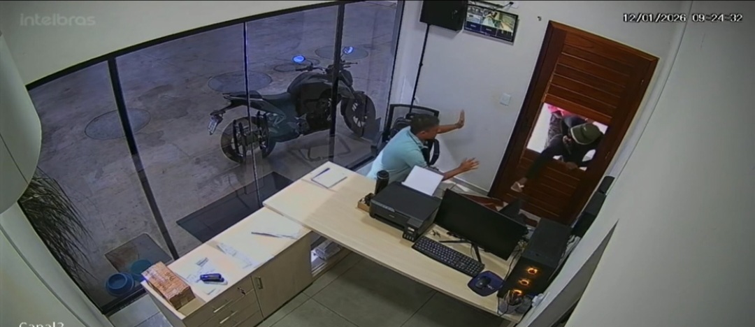 Frentista tenta se esconder, mas criminosos arrombam porta durante assalto em Parnaíba