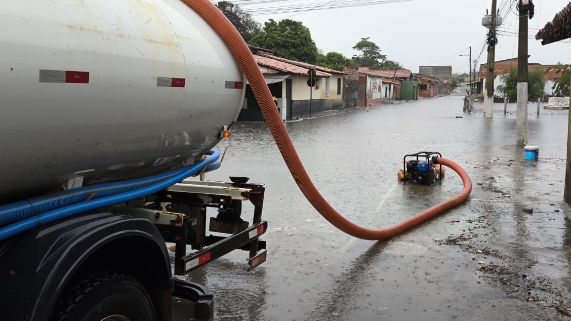 Alagamentos atingem Parnaíba após forte chuva; Defesa Civil orienta moradores de áreas vulneráveis