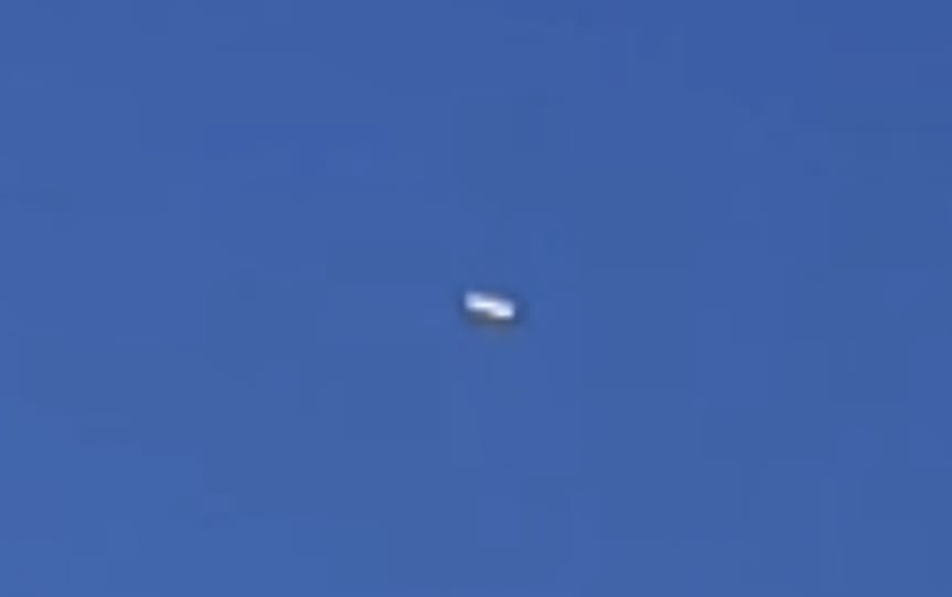 Vídeo registrado no bairro Ceará, em Parnaíba, mostra luz misteriosa no céu e gera debate nas redes sociais