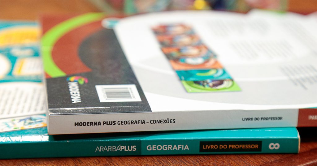 Livros didáticos de Geografia do ensino fundametal e médio. Foto: Cecília Bastos/USP Imagens