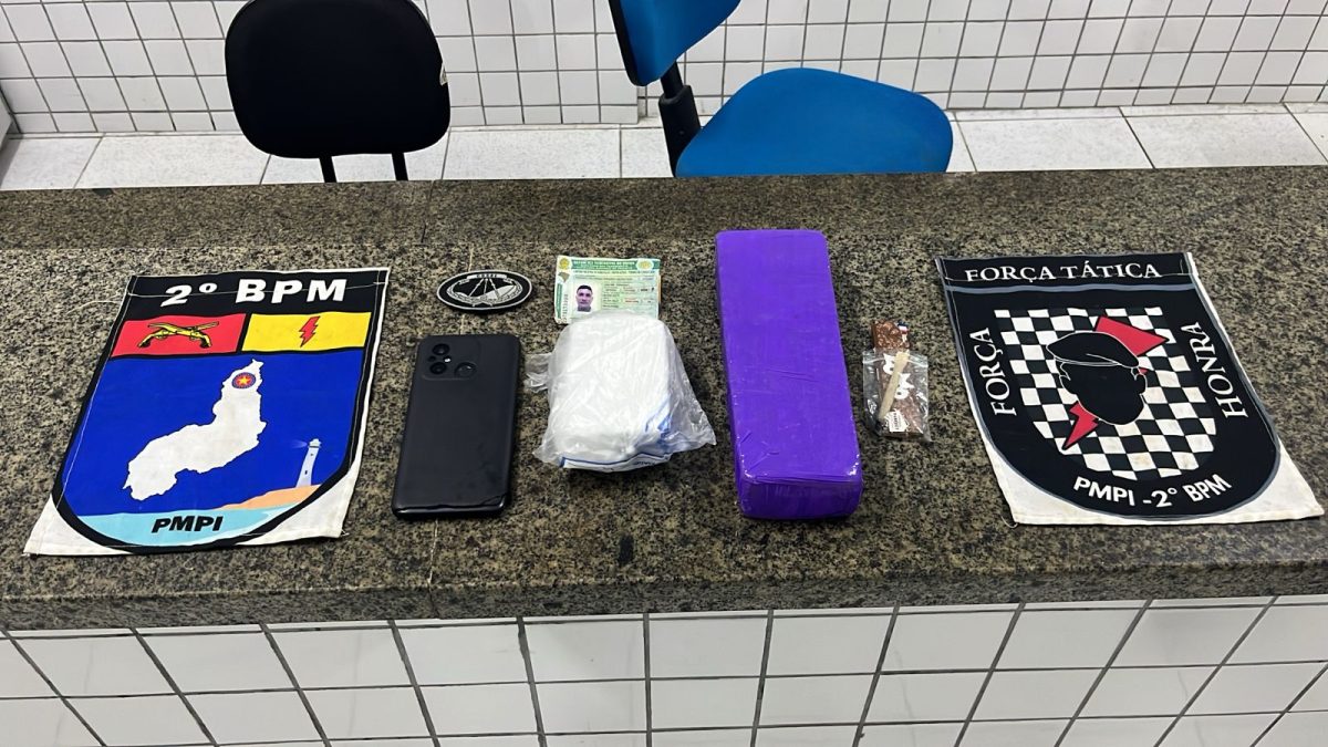 Suspeito é preso com maconha e cocaína após papelotes na porta levantarem suspeita da polícia.