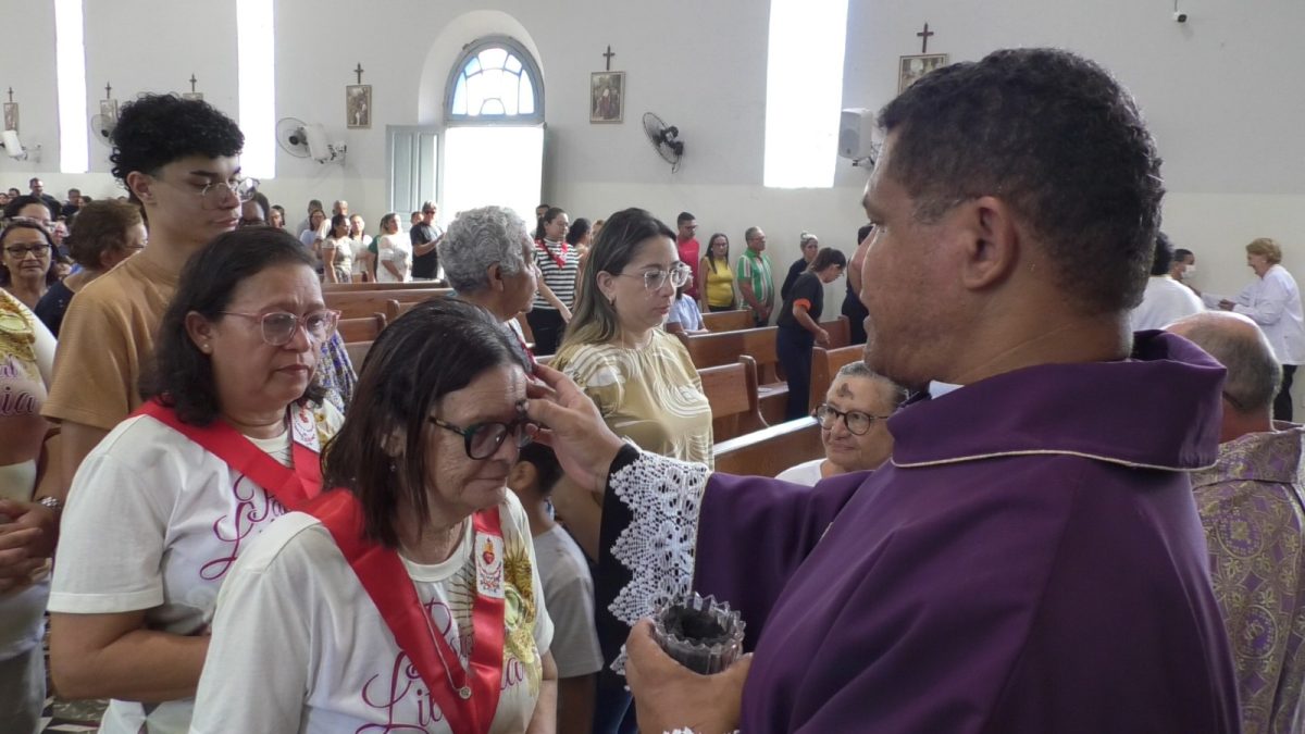 Quarta-feira de Cinzas reúne fiéis e marca início da Quaresma em Parnaíba
