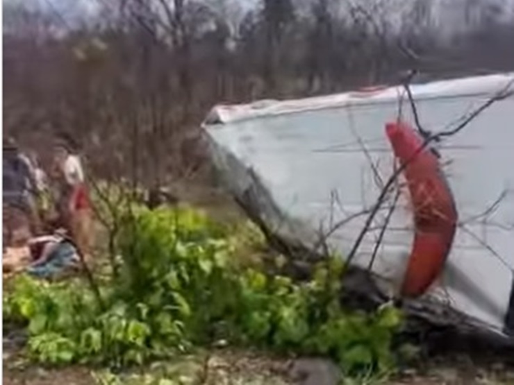 Criança, mãe e enfermeira ficam feridas após tombamento de ambulância